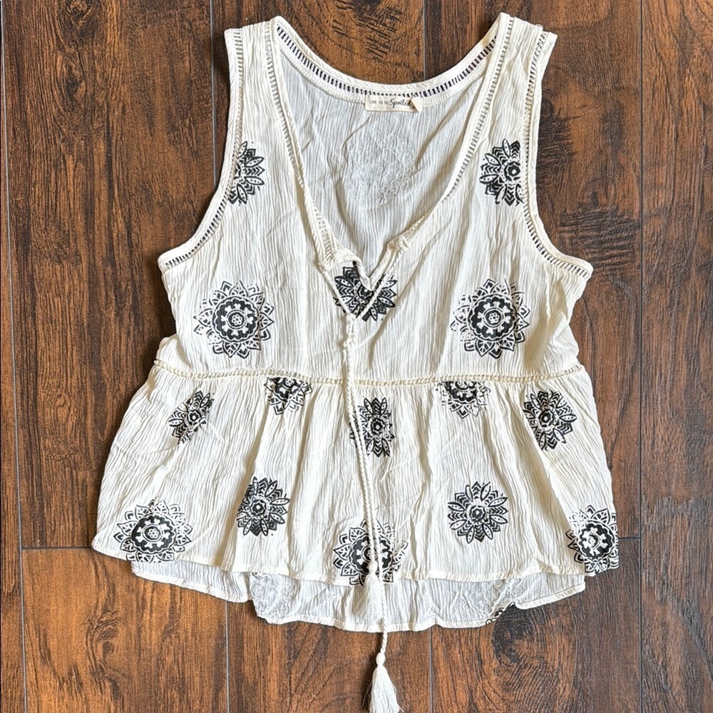 Live to be Spoiled top off white size M (F28)
